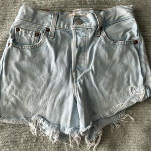 Light Wash Wedgie Levi’s Shorts